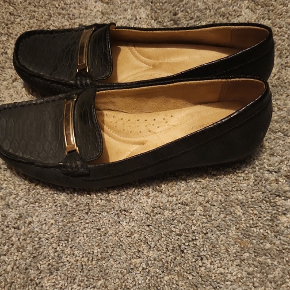 Naturalizer Black Loafers with Moccasin Toe and Flat Soles - Picture 5 of 7